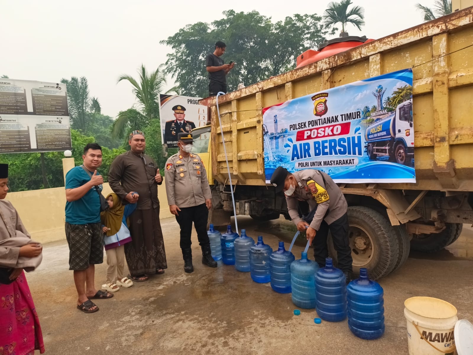 Polsek Pontianak Timur Salurkan 6.000 Liter Air Bersih untuk Warga Terdampak Kemarau