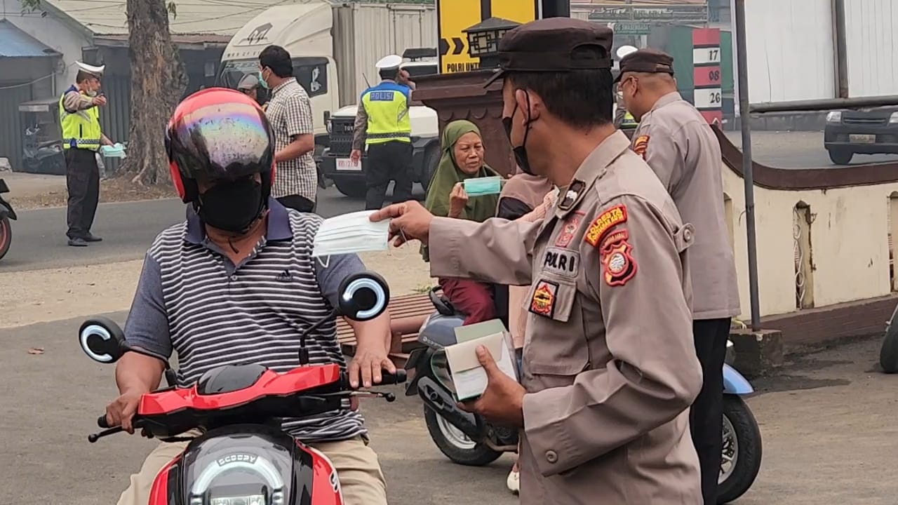 Pekatnya Kabut Asap Akibat Kebakaran Lahan Polsek Pontianak Utara Bagikan Masker Kepada Masyarakat