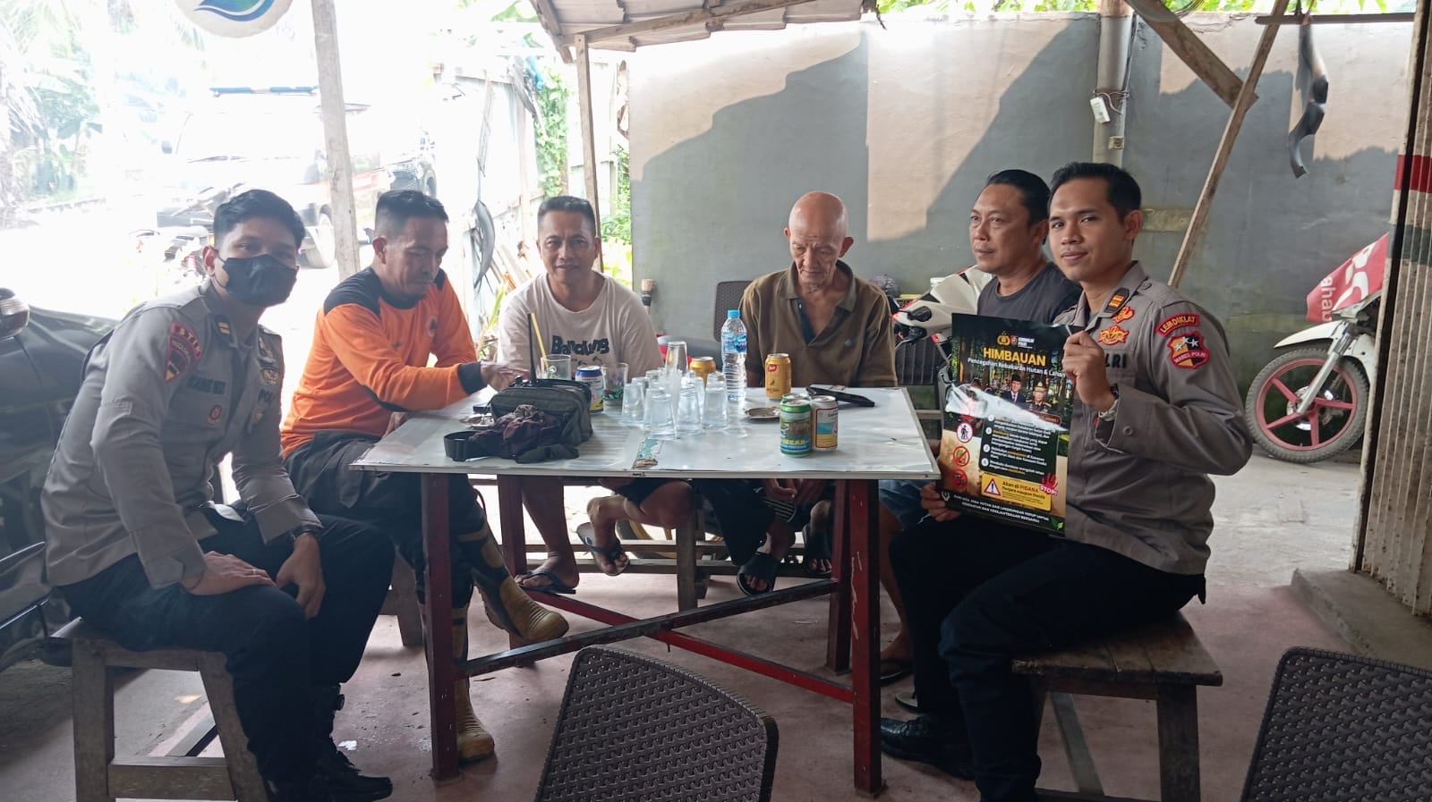 Cegah Karhutla dan Kabut Asap, Polresta Pontianak Tingkatkan Patroli serta Bagikan Masker