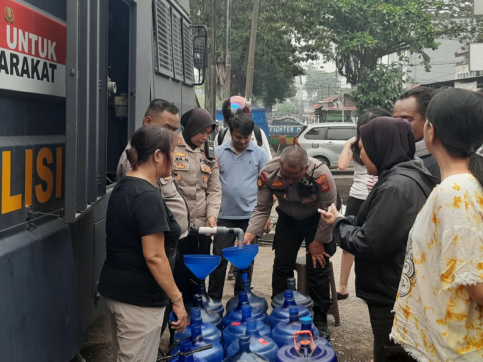 Polresta Pontianak Terus Salurkan Air Bersih Siap Konsumsi untuk Warga dampak kemarau panjang