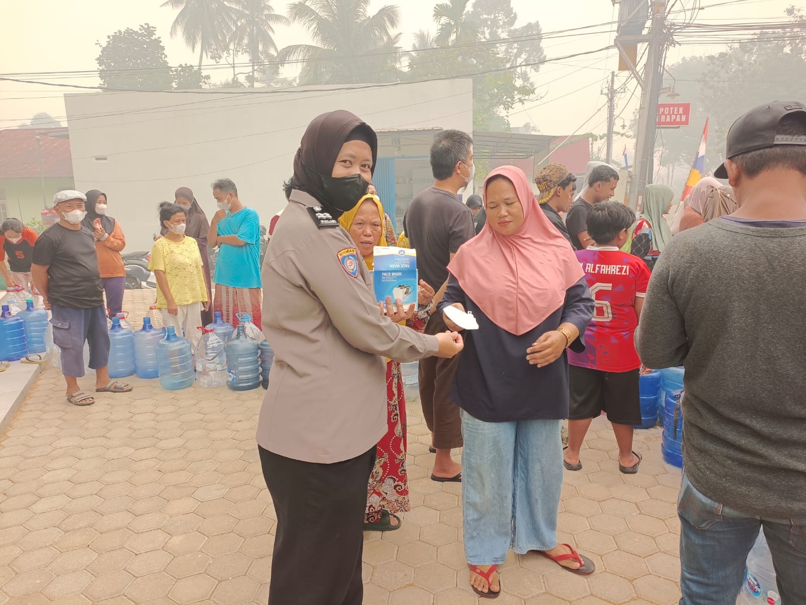 Sat Binmas Polresta Pontianak Bersama Pelindo Bagikan Air Bersih untuk Warga Terdampak Kekeringan