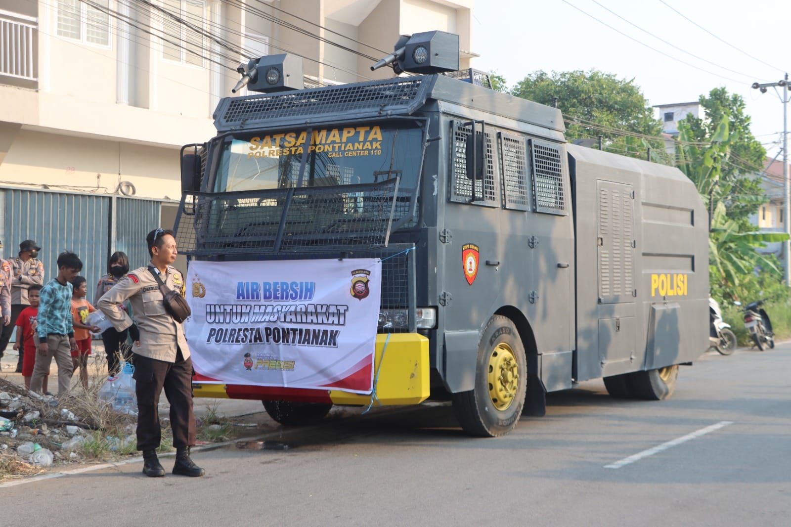 Mobil Water Cannon Sat Samapta Jadi Andalan Misi Kemanusiaan di Tengah Krisis Air Bersih