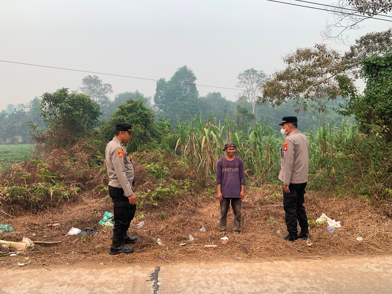 Pimpin Patroli, Wakapolsek Pontianak Barat laksanakan Himbauan Karhutla dan Kamtibmas kepada Warga.