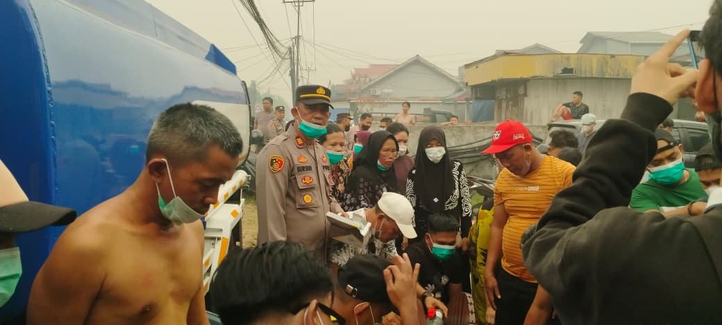 Peduli Masyarakat Terdampak Kemarau dan Kabut Asap, Kapolsek Pontianak Timur Bagikan Air Bersih dan Masker