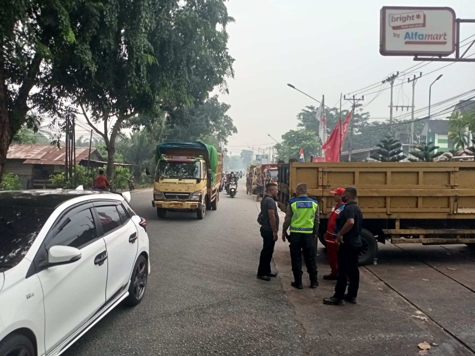 Minimalisir Kemacetan Unit Lantas Polsek Pontianak Utara Tertibkan Truk Pengantri BBM Disejumlah SPBU