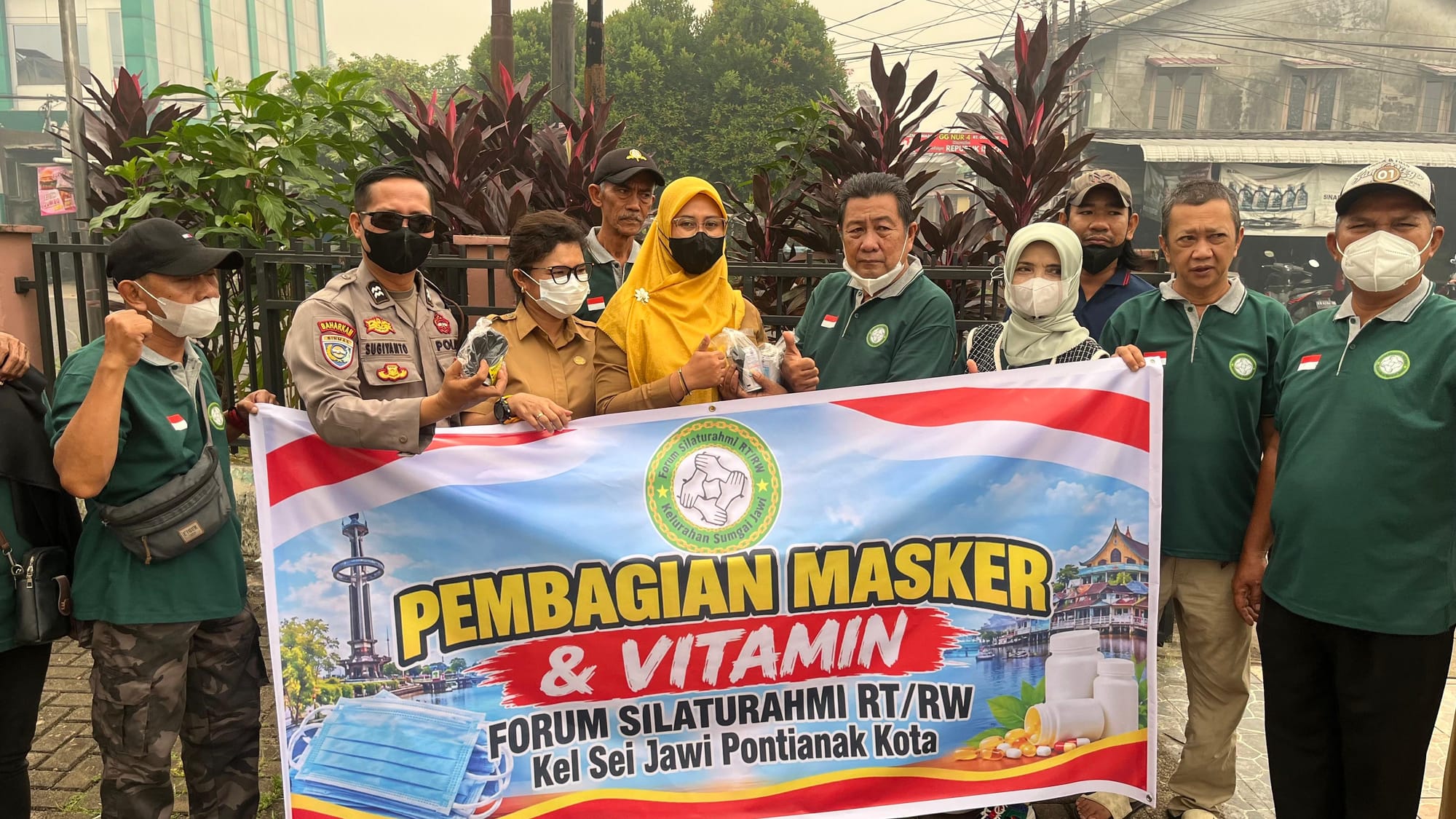 Antisipasi Kabut Asap, Polsek Pontianak Kota Bagikan 200 Paket Masker dan Vitamin