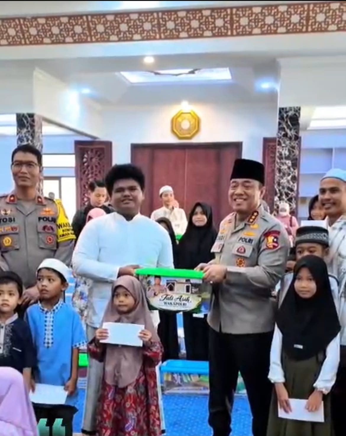 Jumat Berkah di Palangka Raya, Wakapolri Berbagi Santunan untuk Anak Yatim dan Kaum Dhuafa