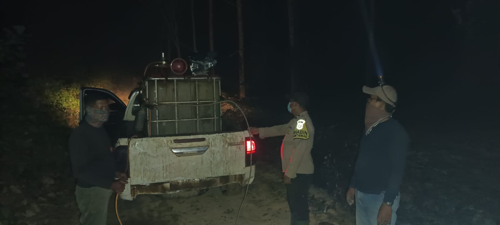 Karhutla Melanda Desa Sipintun, Polsek Pauh dan PT ALN Turun Tangan Padamkan Api