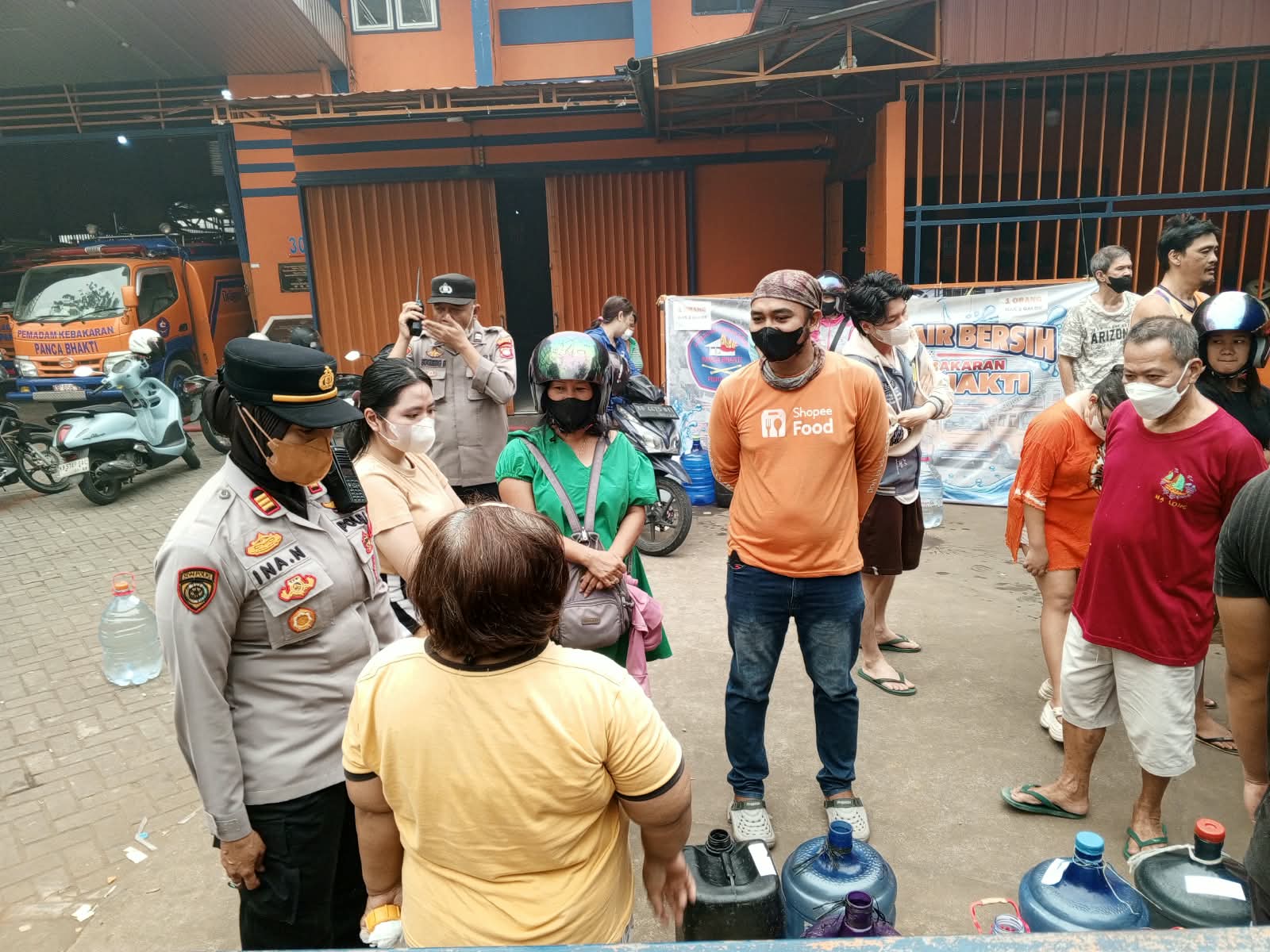 Polresta Pontianak Bersama Damkar Panca Bhakti Bagikan Air Bersih Siap Konsumsi kepada Masyarakat