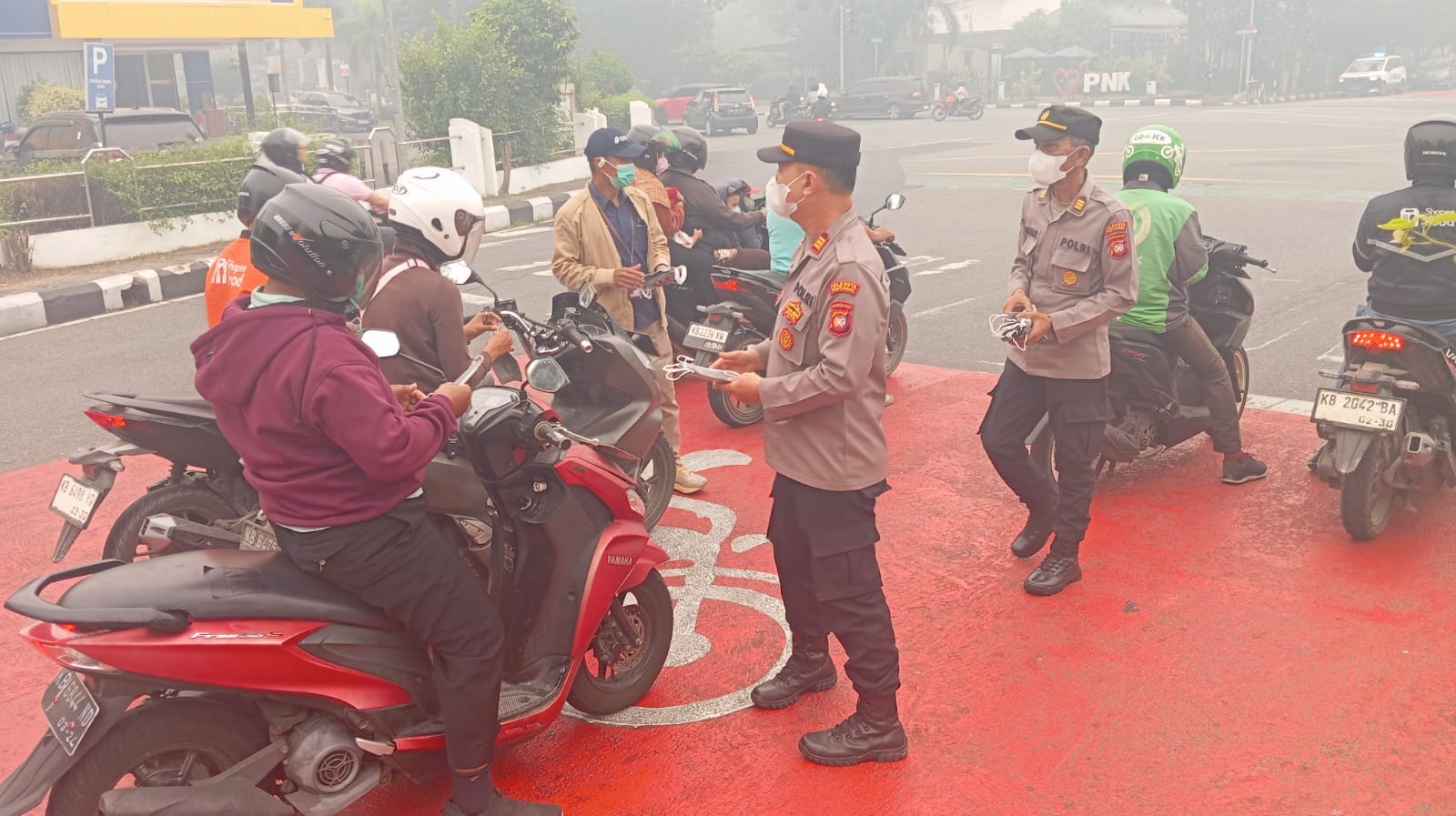 Satbinmas Polresta Pontianak Bagikan Masker kepada Masyarakat di Simpang Lampu Merah