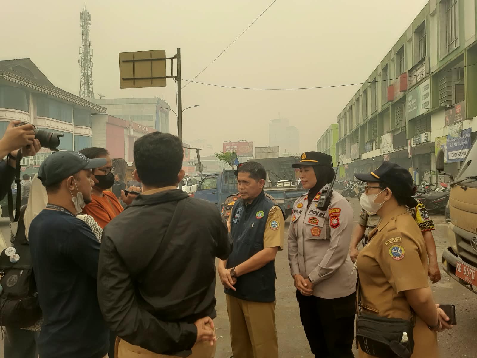 Polsek Pontianak Selatan Bersama Instansi Terkait Tertibkan Pedagang di Pasar Flamboyan