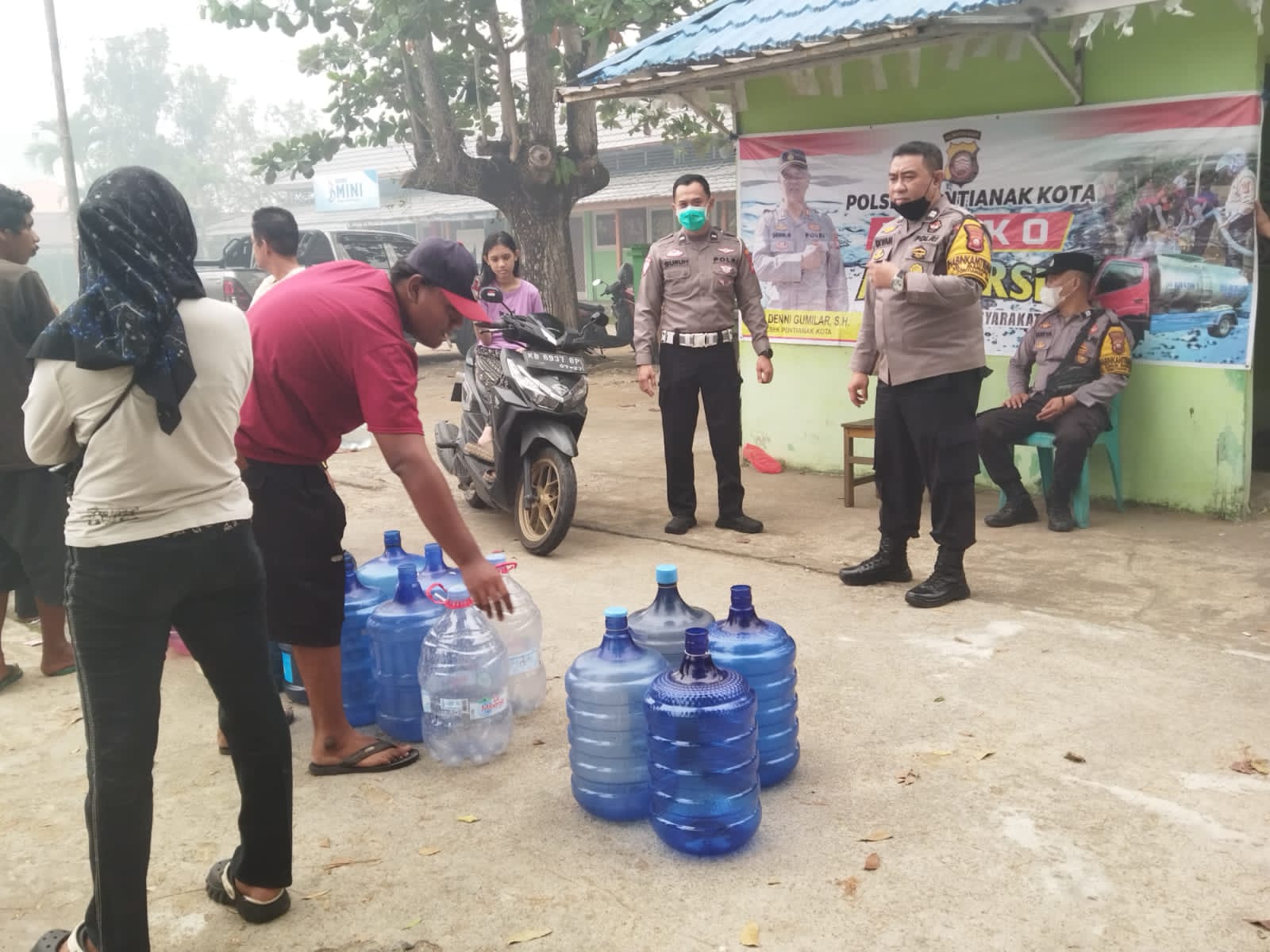 Polsek Pontianak Kota Salurkan Air Bersih di SMK Negeri  1 Pontianak.