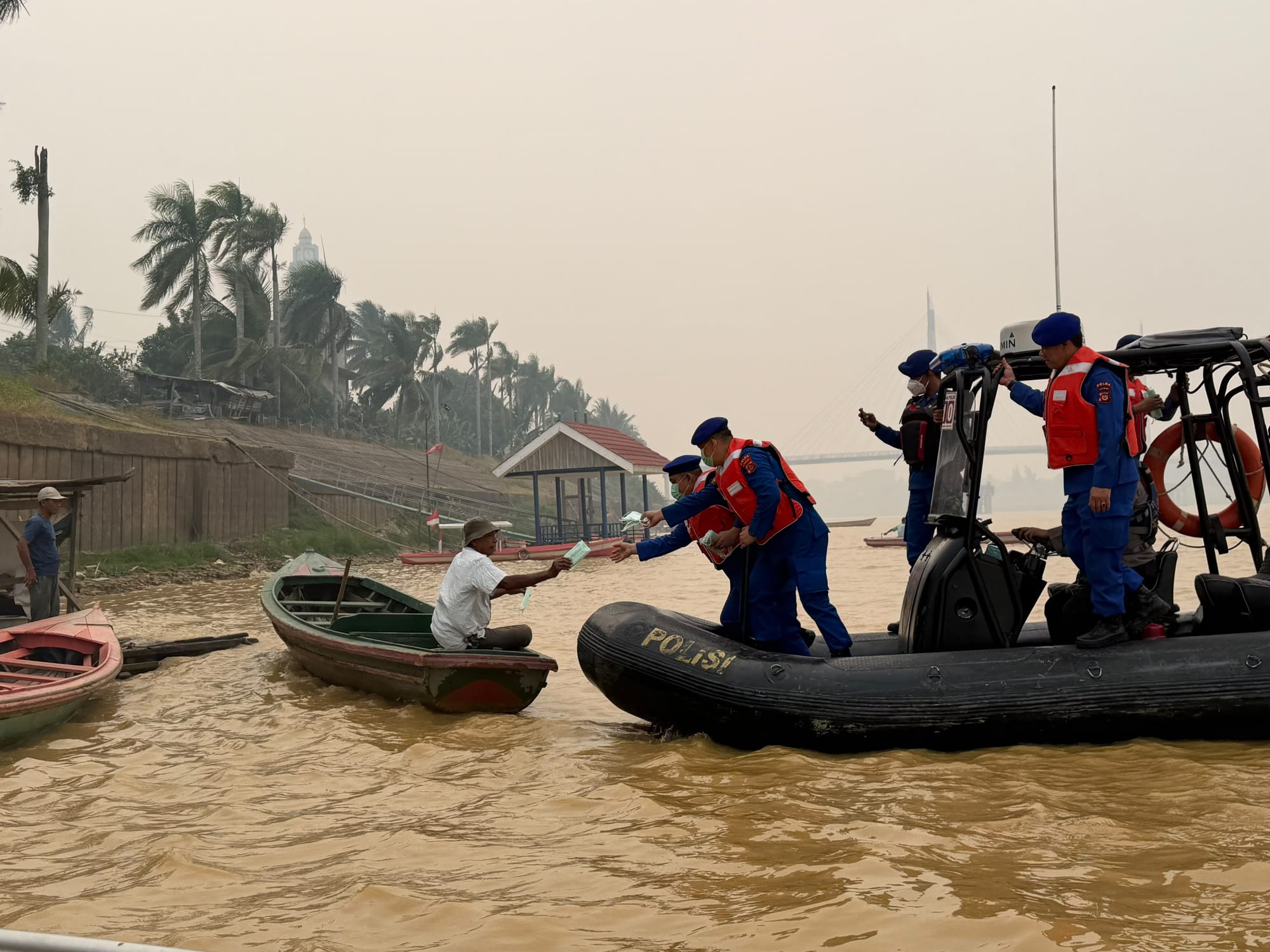 Peduli Dampak Kabut Asap, Ditpolairud Polda Jambi Sambangi Warga dan Bagikan Masker serta Sembako
