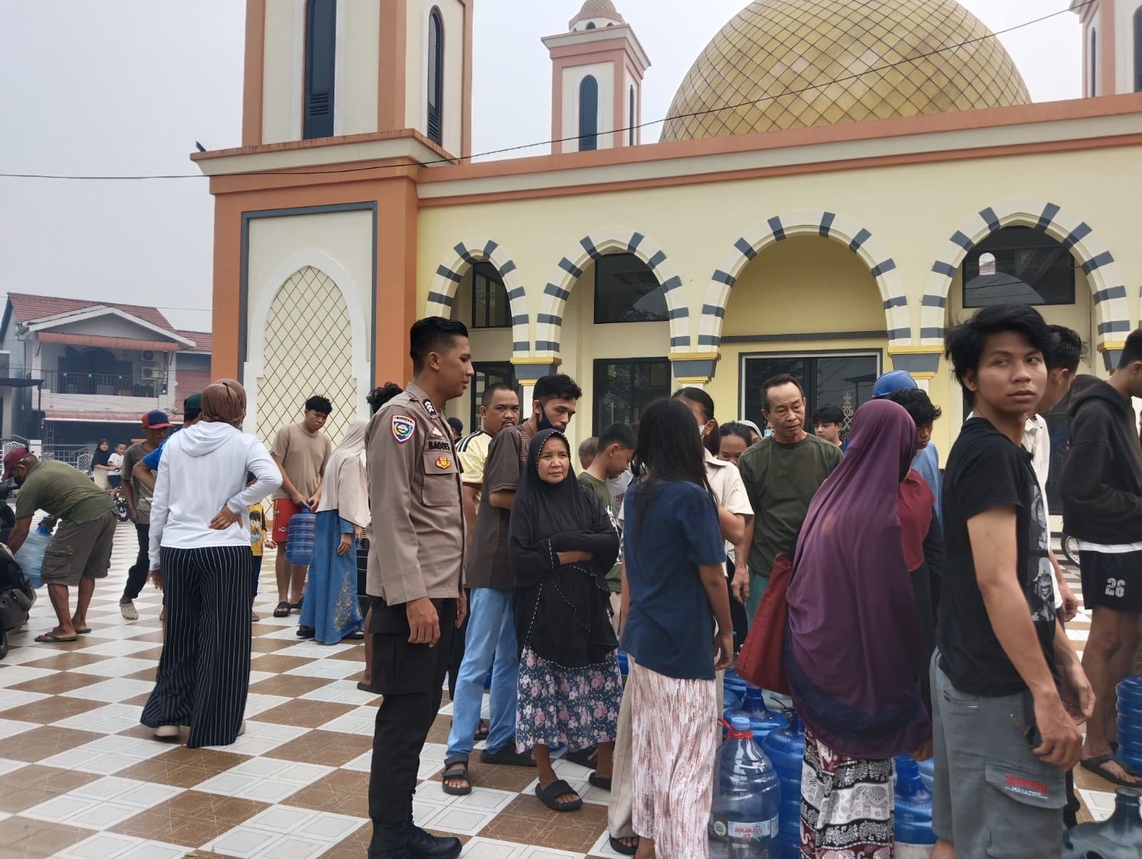 BHABINKAMTIBMAS SAIGON MONITORING PEMBAGIAN 8.000 LITER AIR BERSIH KEPADA WARGA