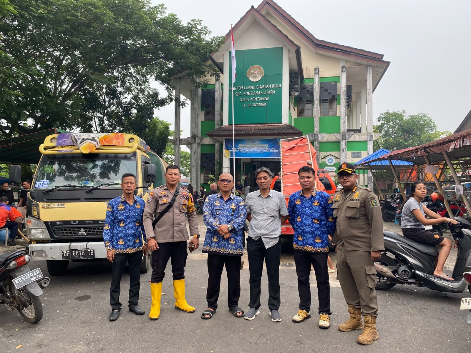Bhabinkamtibmas Siantan Hulu Bantu Salurkan Air Bersih Dihalaman Kantor Lurah Siantan Hulu