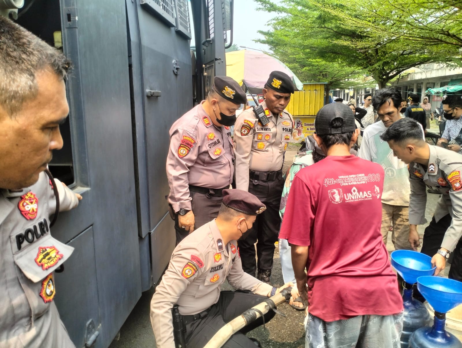 Polresta Pontianak Salurkan 5.000 Liter Air Bersih ke Pedagang Pasar Dahlia