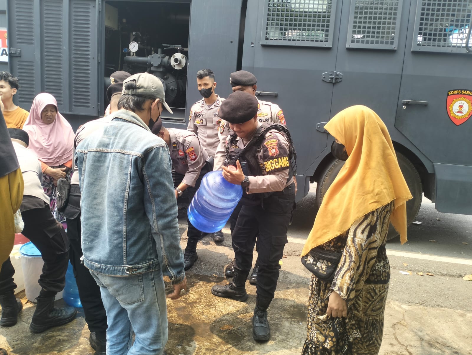 Polresta Pontianak Salurkan 5.000 Liter Air Bersih ke Pedagang Pasar Dahlia