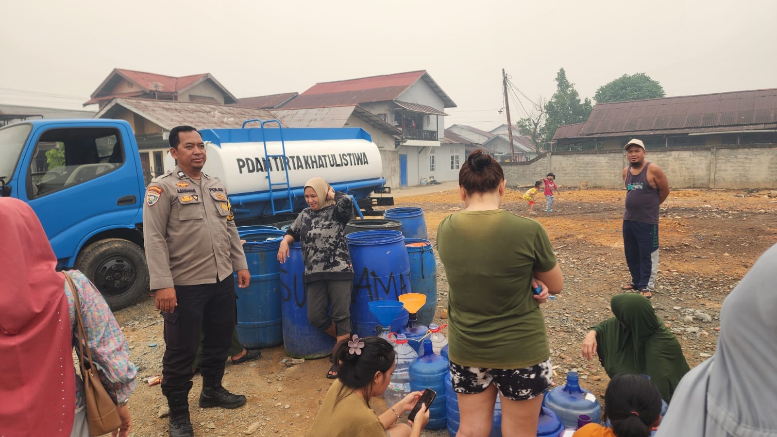 Pendistribusian Air Bersih di Komp. UKA, Bhabinkamtibmas Sei Beliung Amankan Kegiatan.