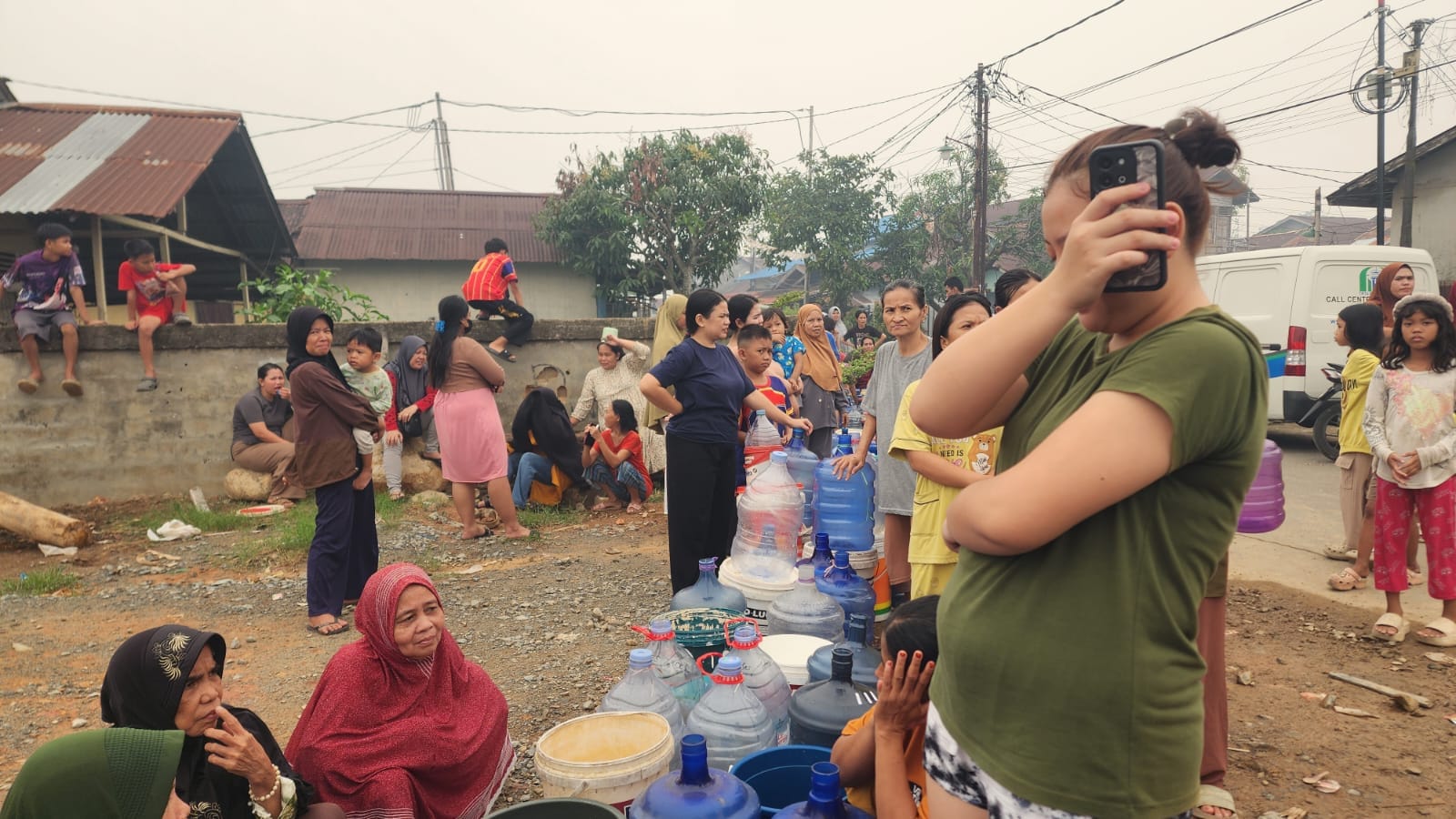 Pendistribusian Air Bersih di Komp. UKA, Bhabinkamtibmas Sei Beliung Amankan Kegiatan.