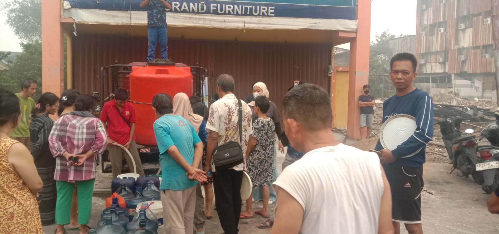 Kemarau Melanda, Polsek Pontianak Selatan Pastikan Air Bersih