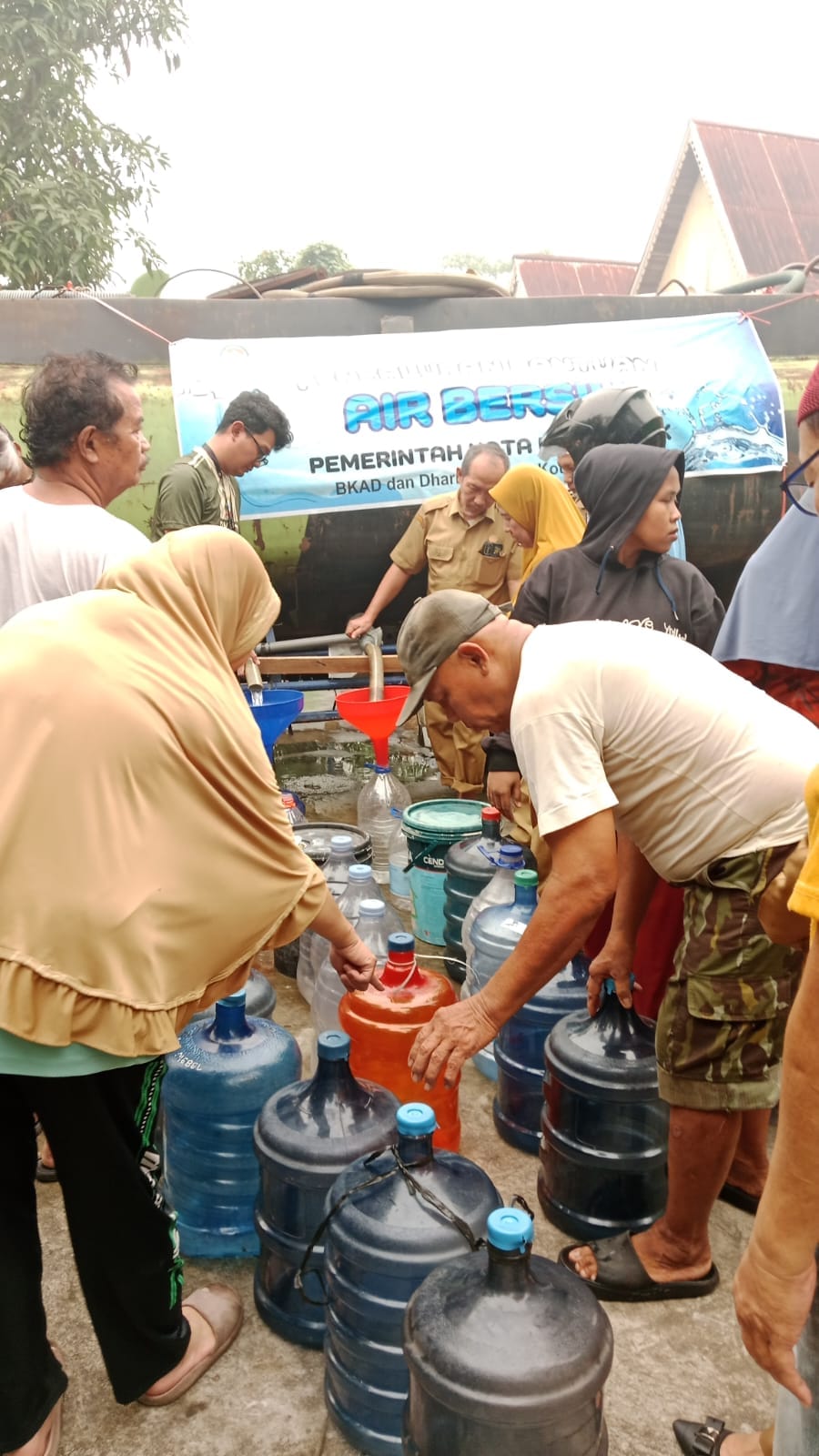 Bhabinkamtibmas Kawal dan Amankan Distribusi 8.000 Liter Air Bersih