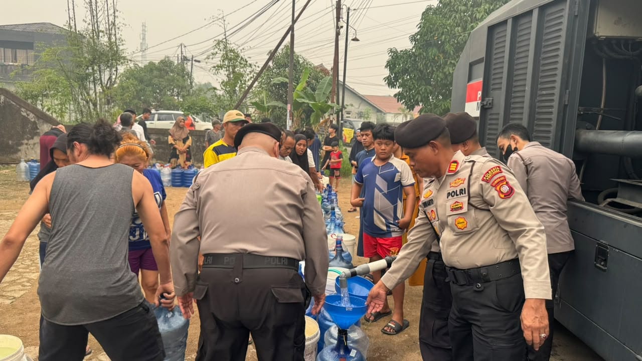 Polresta Pontianak Salurkan 5.000 Liter Air Bersih, Bagikan Masker dan Gelar Cek Kesehatan Gratis