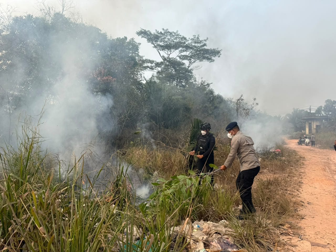 Brimob Polda Jambi Respons Cepat Padamkan Kebakaran Lahan di Jalan Lingkar Selatan