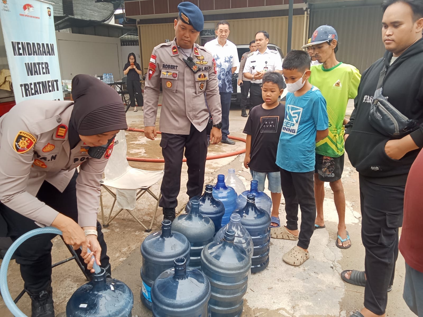 Kapolsek Pontianak Selatan Kawal dan Amankan Distribusi Air Bersih di Jalan Purnama