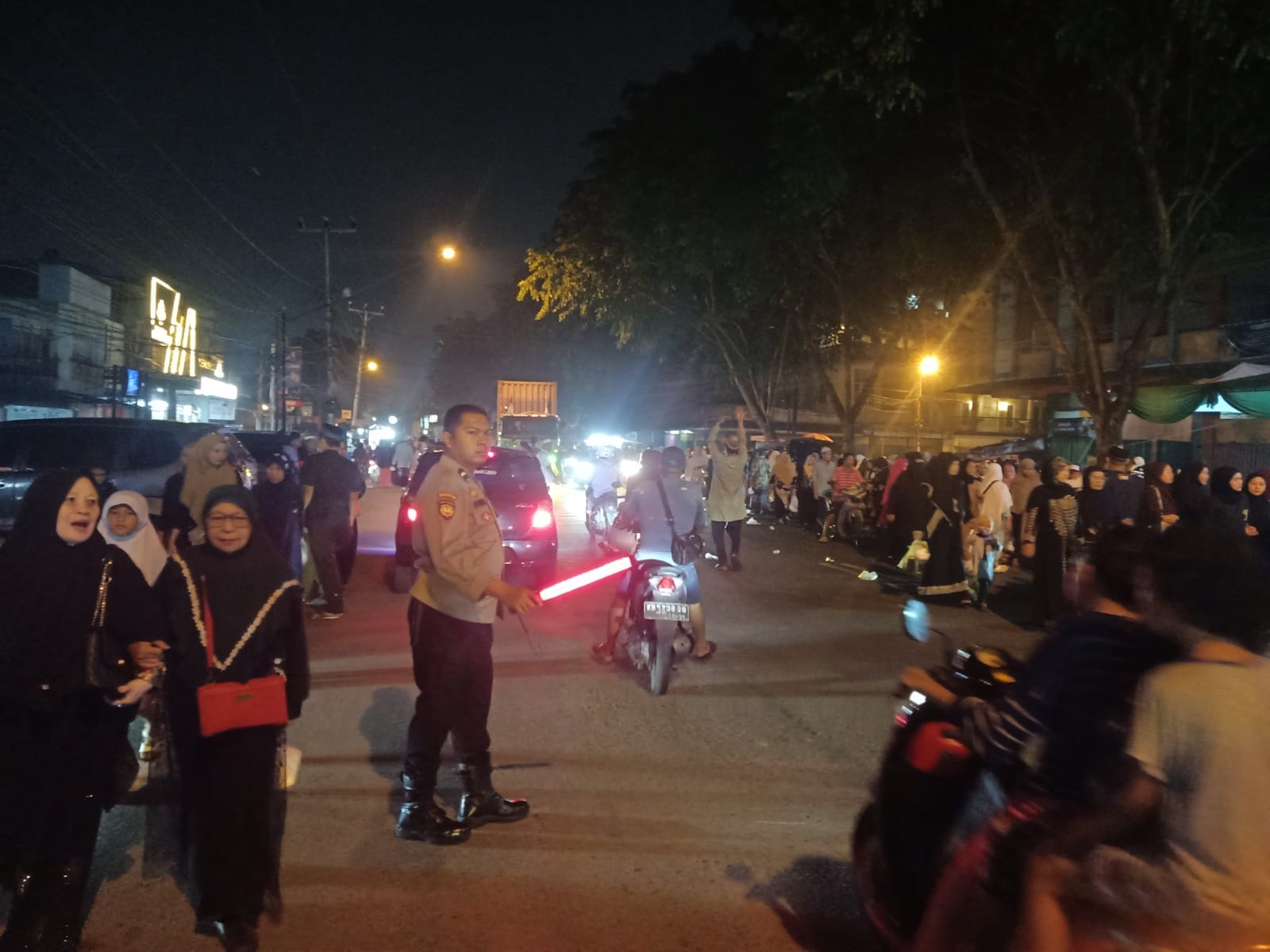 Berikan Rasa Aman, Personel Polsek Pontianak Barat Laksanakan Pengamanan Kegiatan Maulid Nabi Muhammad SAW di Pasar Teratai