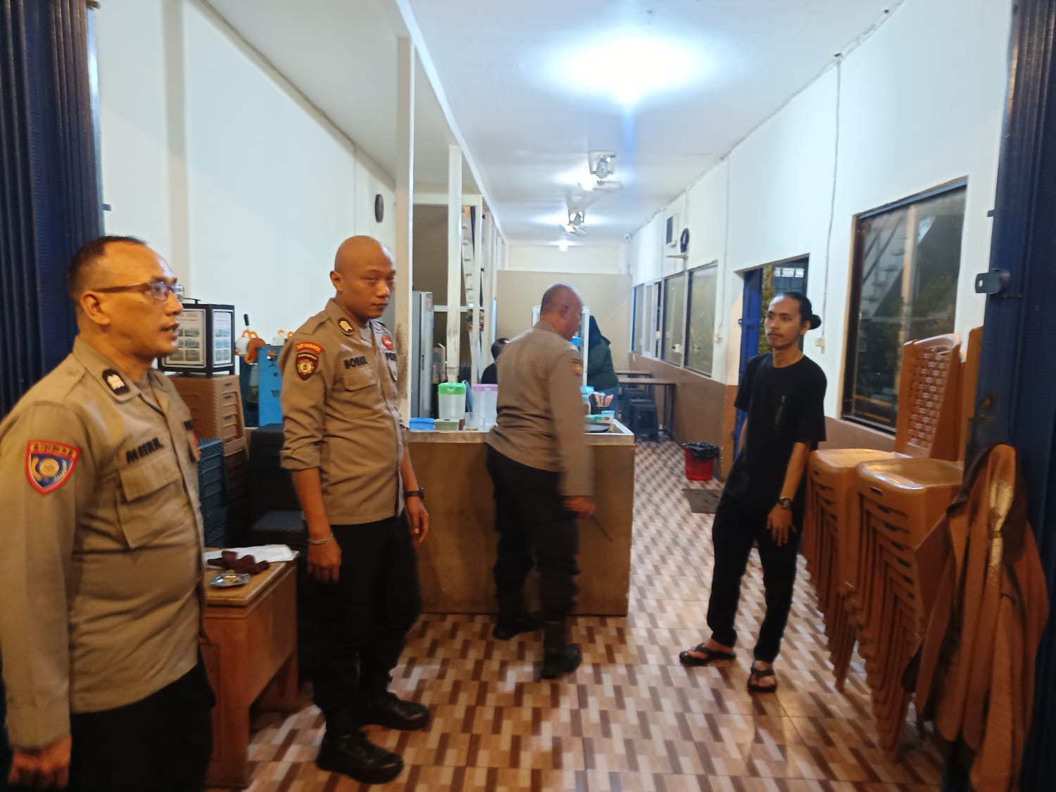 Patroli Dini Hari, Polsek Pontianak Kota Sambangi Warga Sampaikan Imbauan Kamtibmas