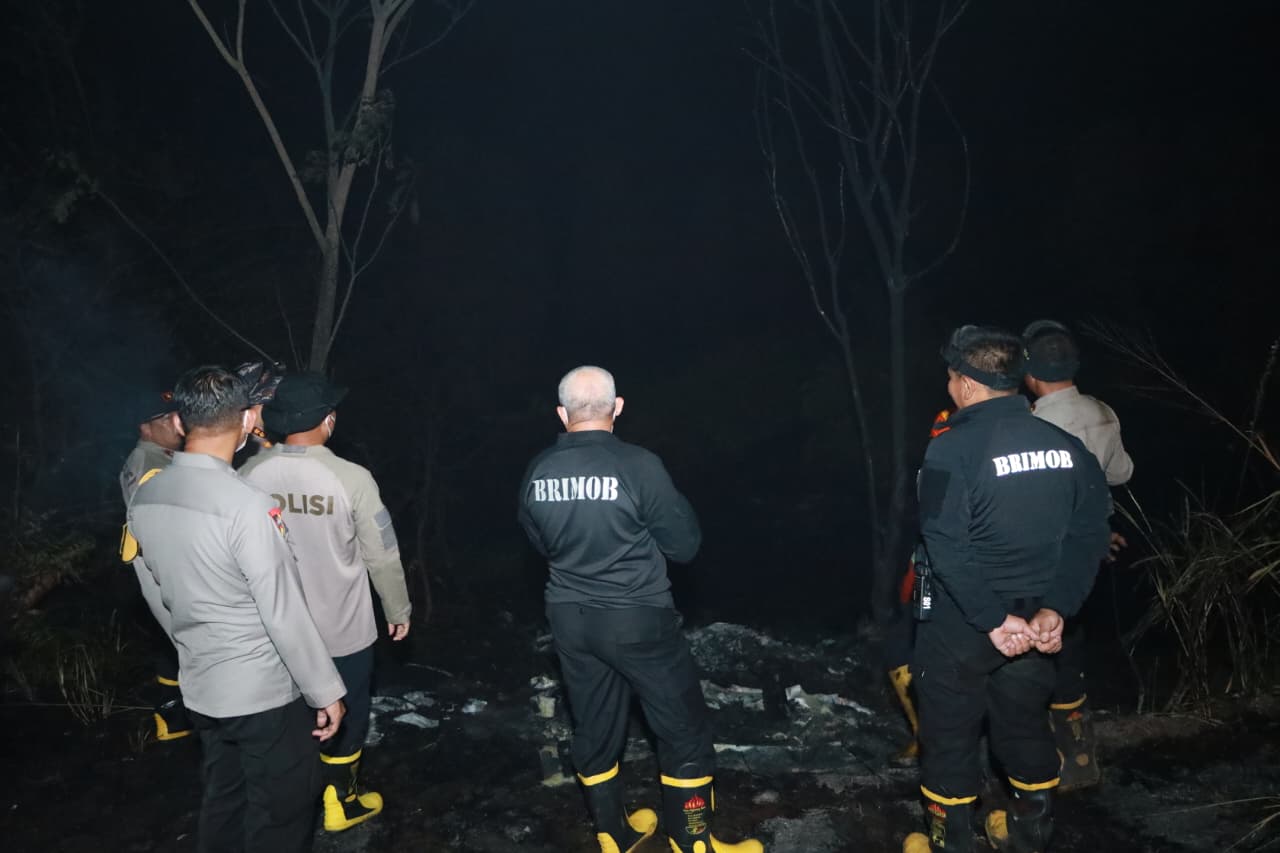 Kapolda Kalsel Tinjau Pemadaman Karhutla di  Kawasan Jalan Gubernur Subarjo Terjunkan Drone Thermal dan Surfaktan