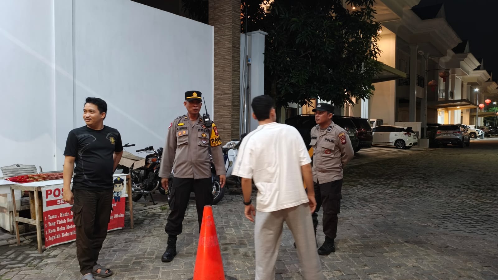 Jaga Kamtibmas Tetap Kondusif dan Aman Melalui Kegiatan Patroli Dialogis / Sambang di Wilayah Pontianak Selatan dan Pontianak Tenggara