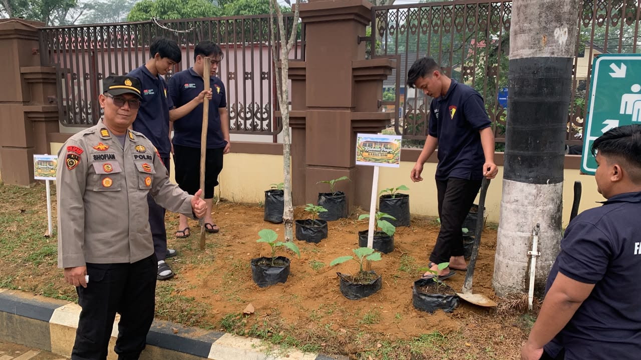 Dukung Swasembada Pangan, Polresta Pontianak Manfaatkan Lahan Mako untuk Program P2B