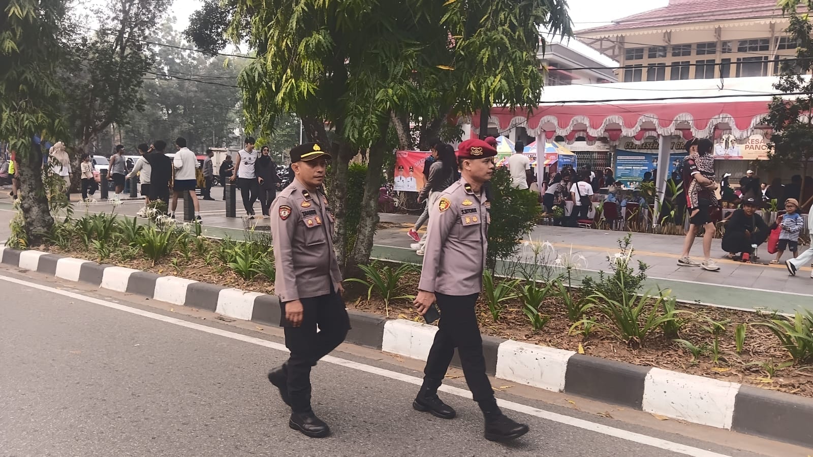 Patroli Enggang Selatan Jalan Kaki, Sapa Warga CFD dan Jaga Kamtibmas Tetap Kondusif.