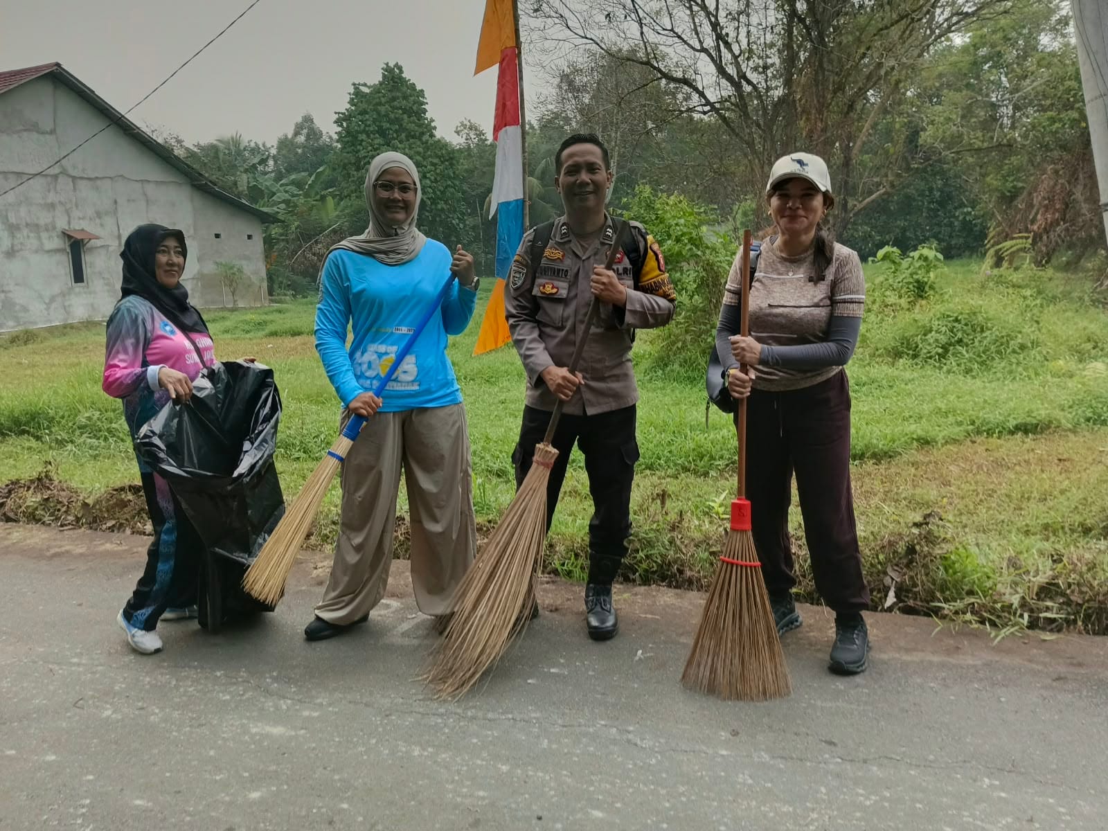 Gotong Royong Bersama Warga, Bhabinkamtibmas Polsek Pontianak Kota Hadiri Kerja Bakti.