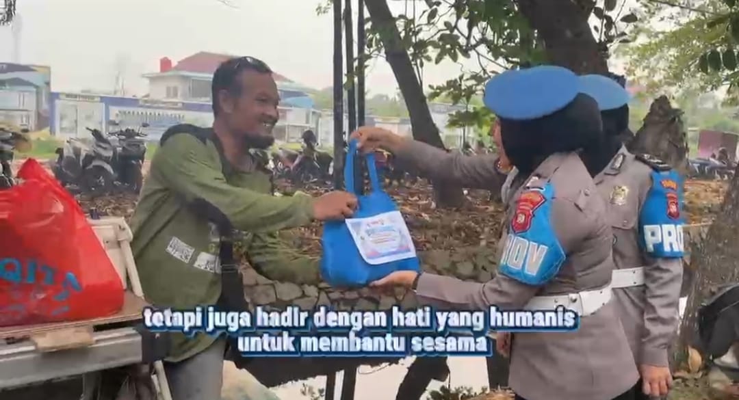 Propam Peduli, Hadir Berbagi untuk Warga Pontianak