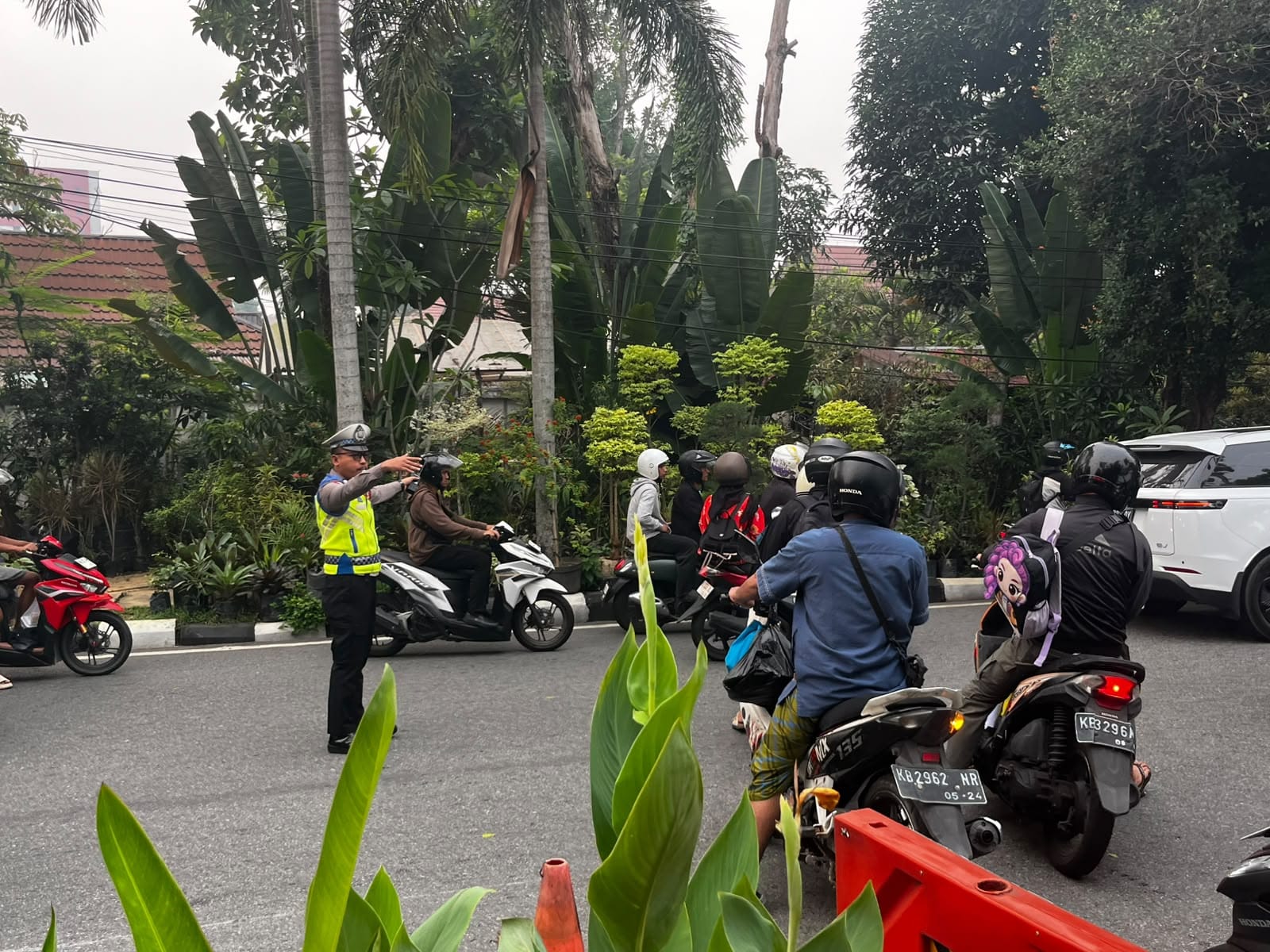 Personil Polsek Pontianak Selatan melakukan pengaturan arus lalin, Jaga Arus Tetap Lancar dan Kondusif