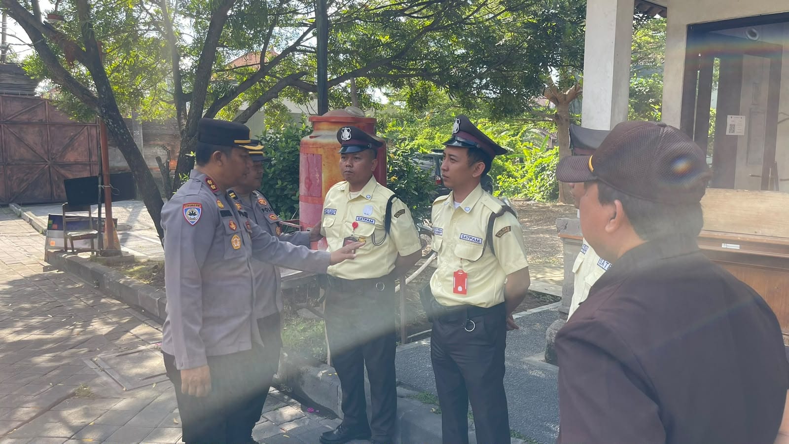 PENGECEKAN SERAGAM DAN PEMBINAAN SATPAM DI PUSAT PEMERINTAHAN KABUPATEN BADUNG
