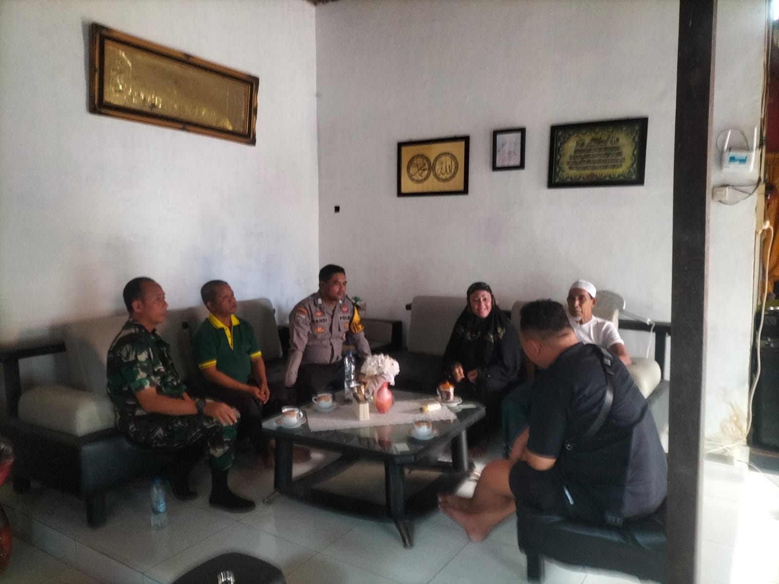Lakukan Problem Solving Bhabinkamtibmas Siantan Tengah Mediasi Perselisihan Warga Gg. Selat Madura Berakhir Damai