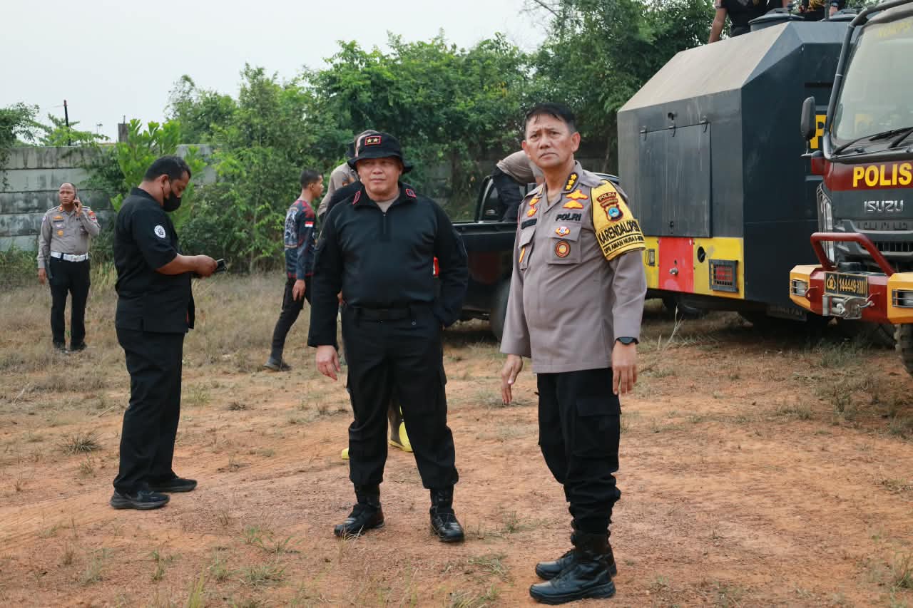 Kapolda Kalsel Turun Langsung Pantau Pemadaman Karhutla di Handil Bakti