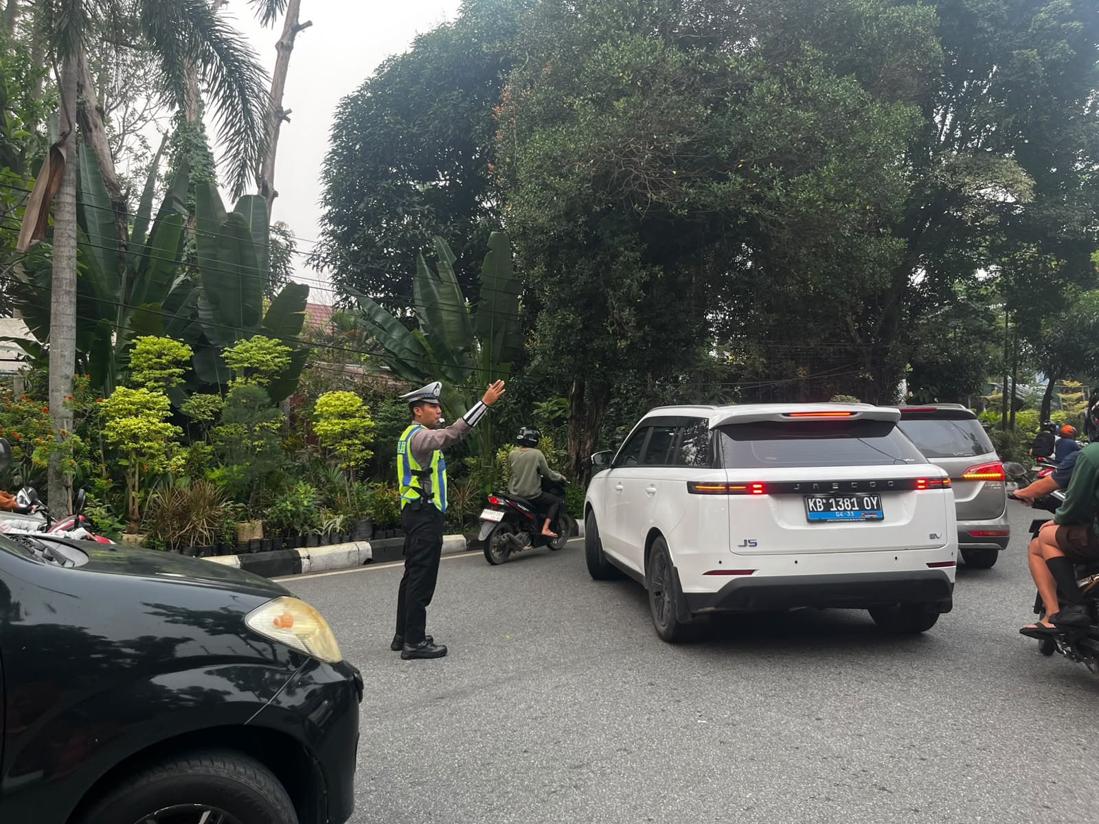 Personil Polsek Pontianak Selatan melakukan pengaturan arus lalin, Jaga Arus Tetap Lancar dan Kondusif