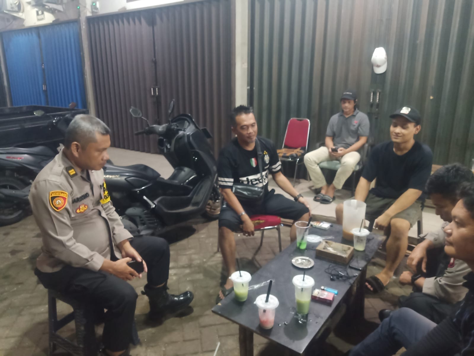 Patroli Dialogis Malam Hari, Personel Enggang Polsek Pontianak Barat Sampaikan Imbauan Kamtibmas kepada Masyarakat