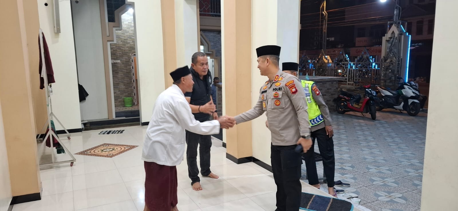 Subuh Keliling di Pontianak Utara, Wakapolresta Ajak Warga Jaga Kamtibmas dan Ingatkan Layanan 110