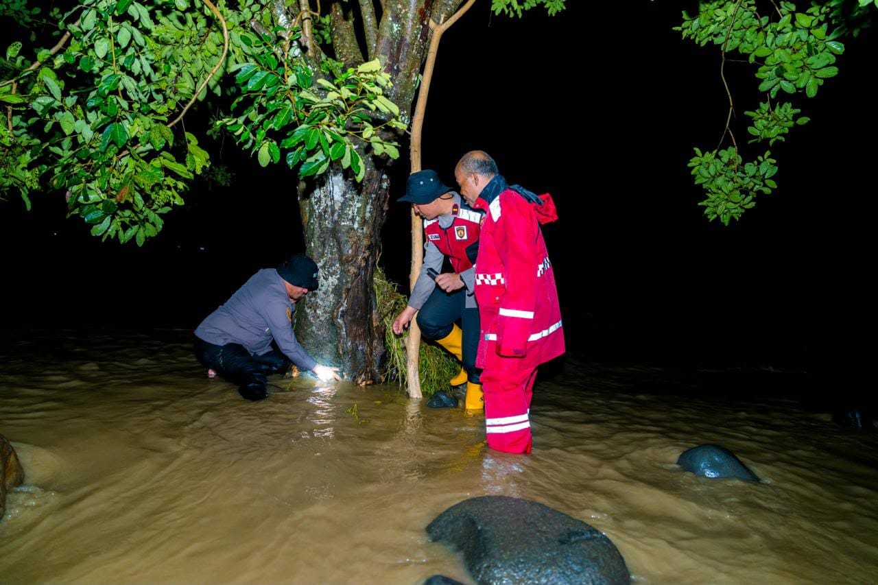 Polri Bergerak Cepat Tangani Banjir Padang, Kerahkan Personel dan Dirikan Posko Kesehatan