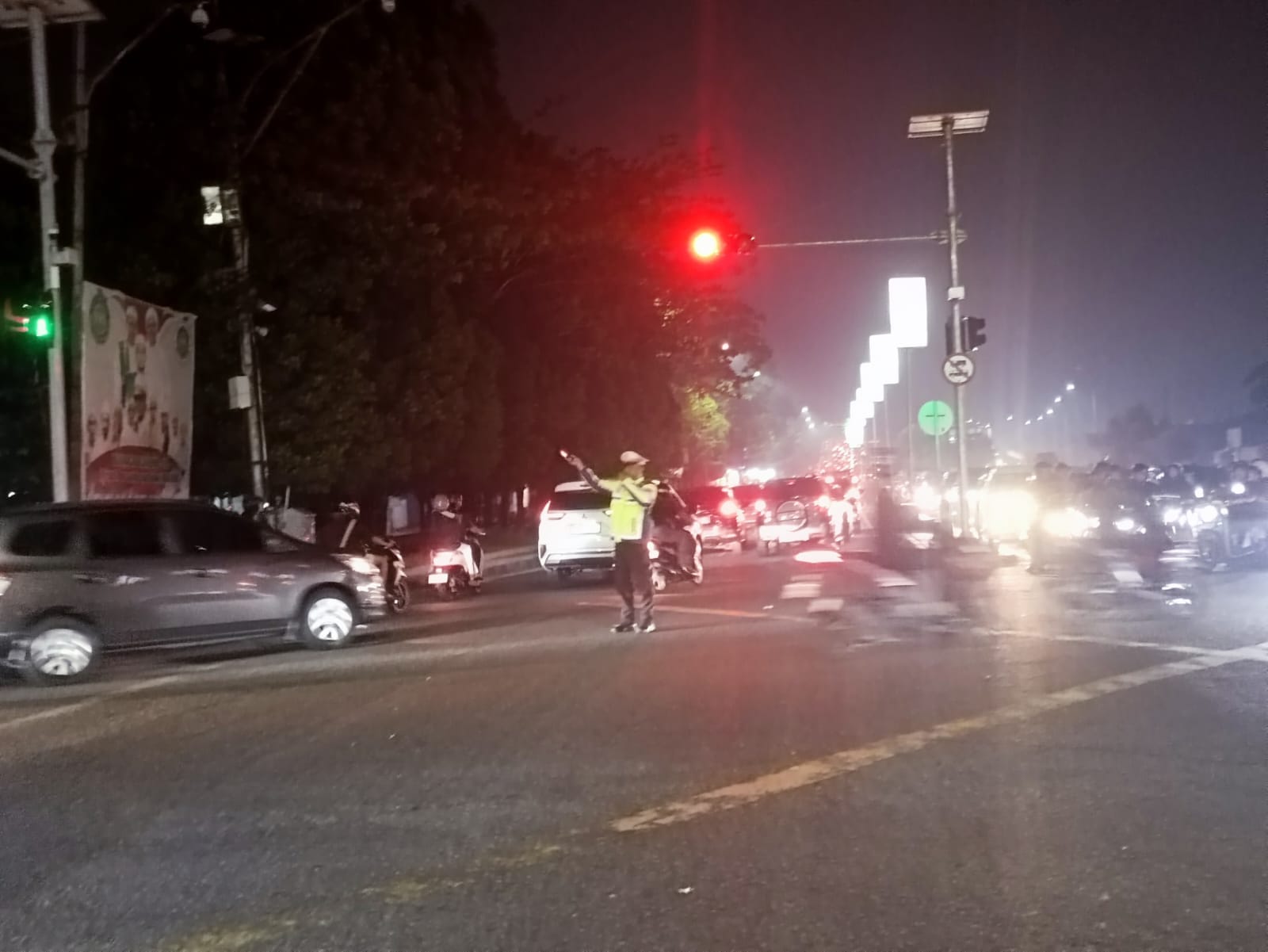Malam Minggu, Polsek Pontianak Timur Siaga Atur Lalin di Simpang Tanjung Raya