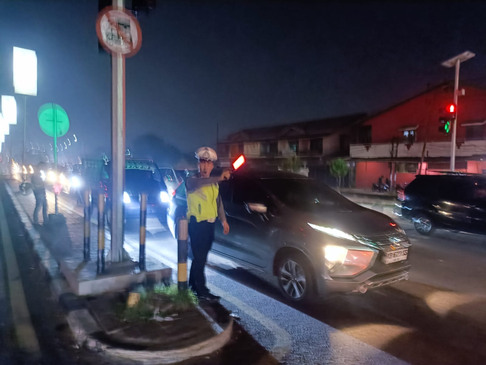 Malam Minggu, Polsek Pontianak Timur Siaga Atur Lalin di Simpang Tanjung Raya
