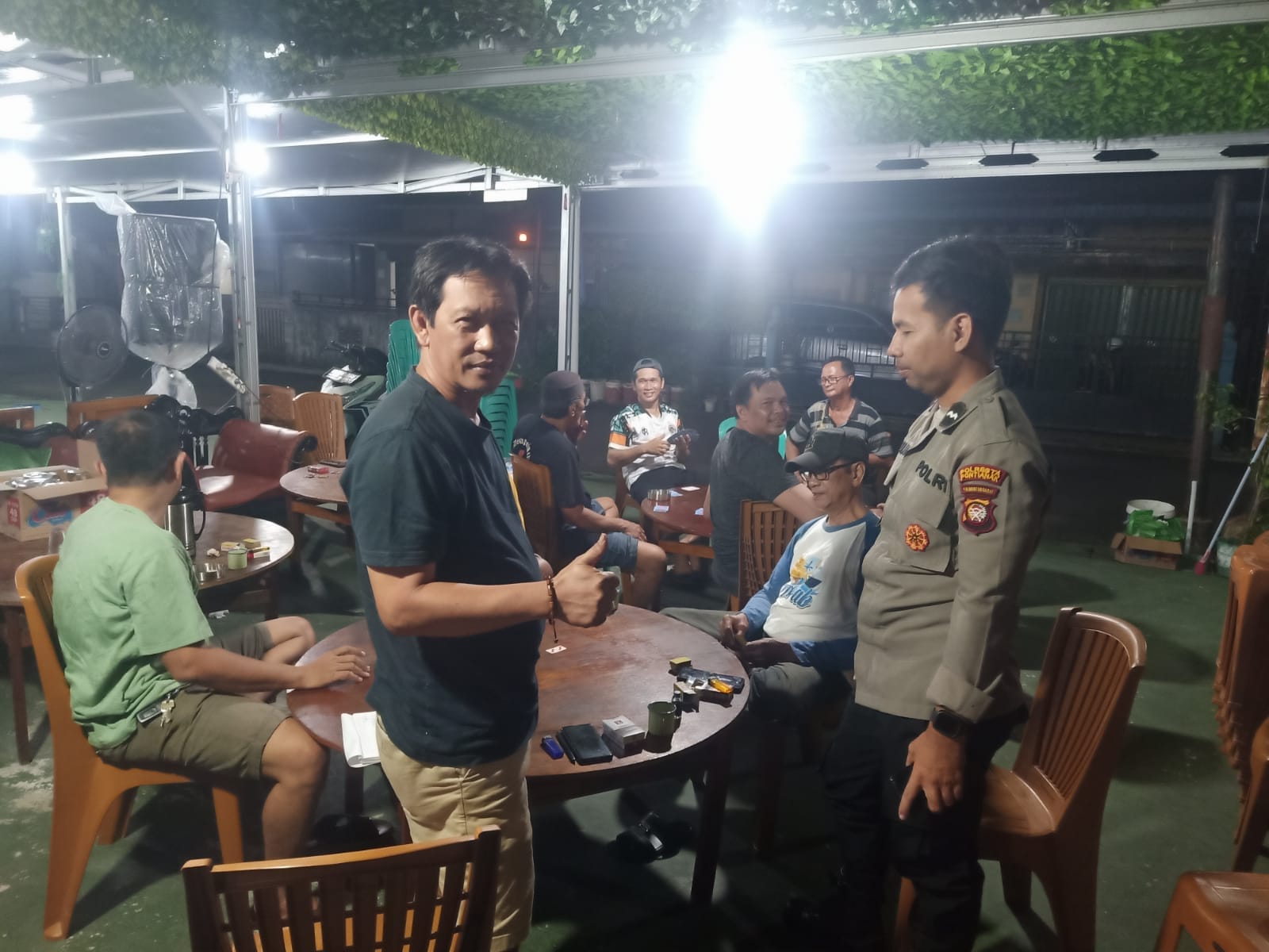 Enggang Polsek Pontianak Barat Laksanakan Patroli Dialogis Malam Hari, Jalin Silaturahmi dan Cegah Gangguan Kamtibmas.
