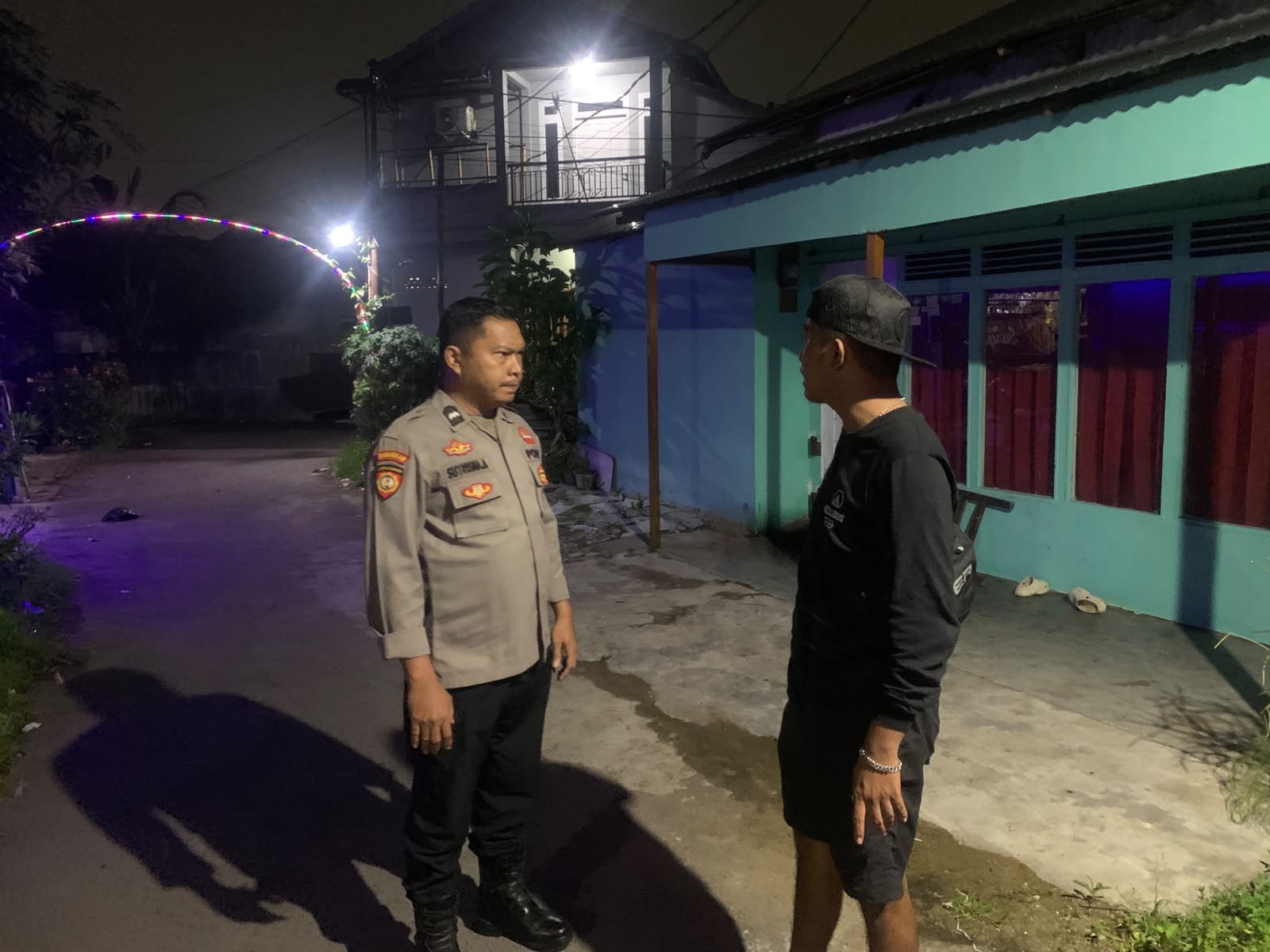 Enggang Polsek Pontianak Barat Laksanakan Patroli Dialogis Malam Hari, Jalin Silaturahmi dan Cegah Gangguan Kamtibmas.