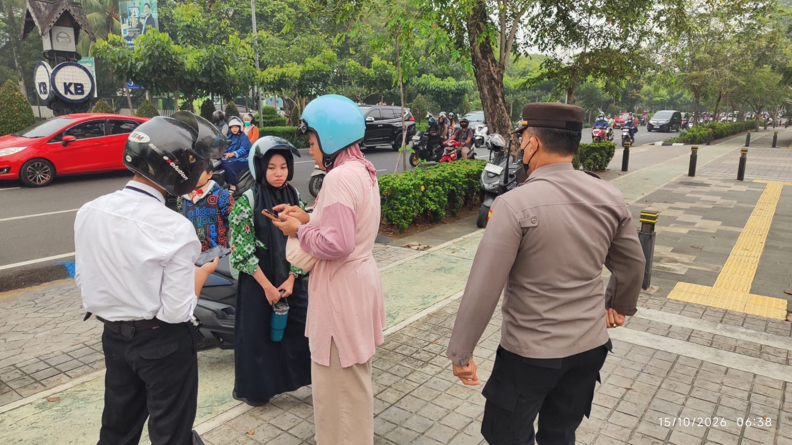 Respons Cepat Polisi Bantu Korban Laka Ringan di U-Turn Oso Jalan Ahmad Yani Pontianak