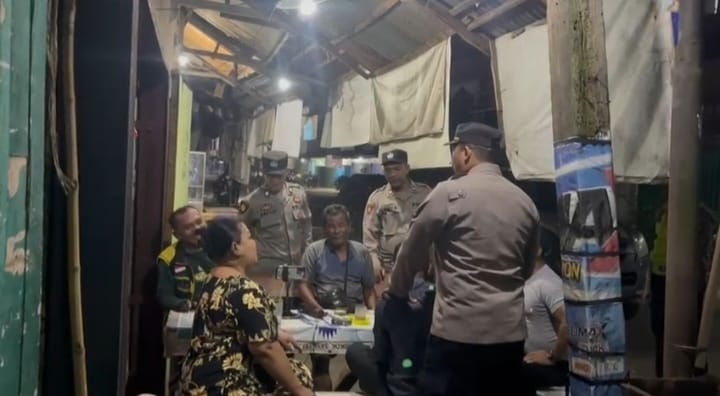 Sambangi Kawasan Pemukiman Padat Penduduk Patroli Polsek Pontianak Utara Ingatkan Warga Waspada Bahaya Kebakaran